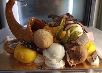 La Corne d'Abondance: dessert glacé avec boules de glace et sorbet
